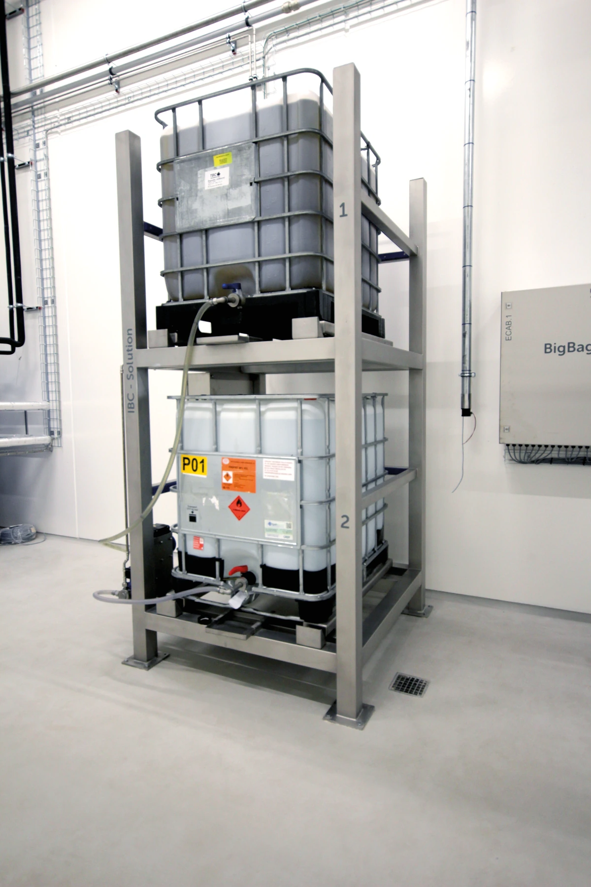 NIO IBC-Lagerung mit übereinander angeordneten Containern und Flüssigdosierung
