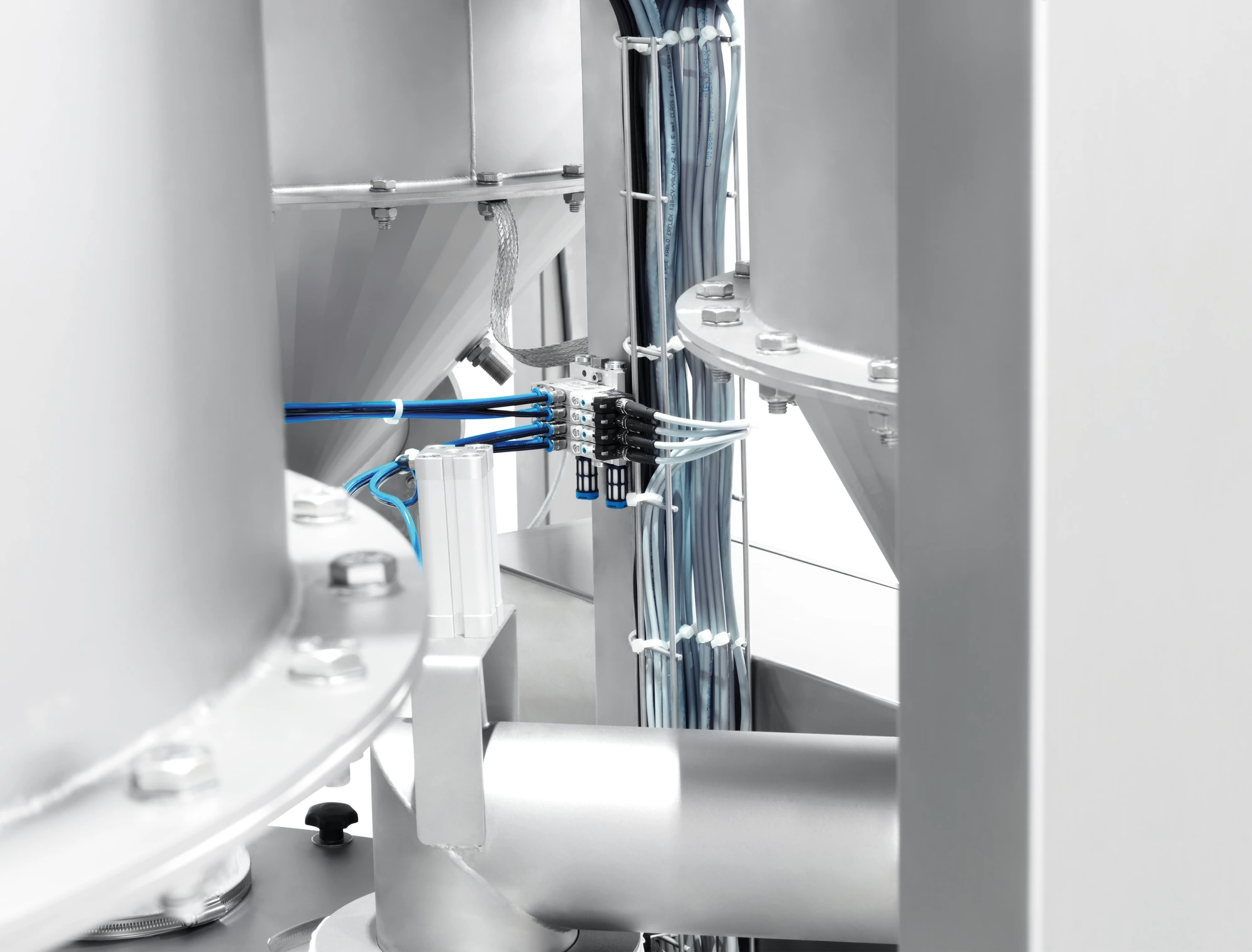 Detail einer NIO-Edelstahlanlage mit pneumatischen Anschlüssen